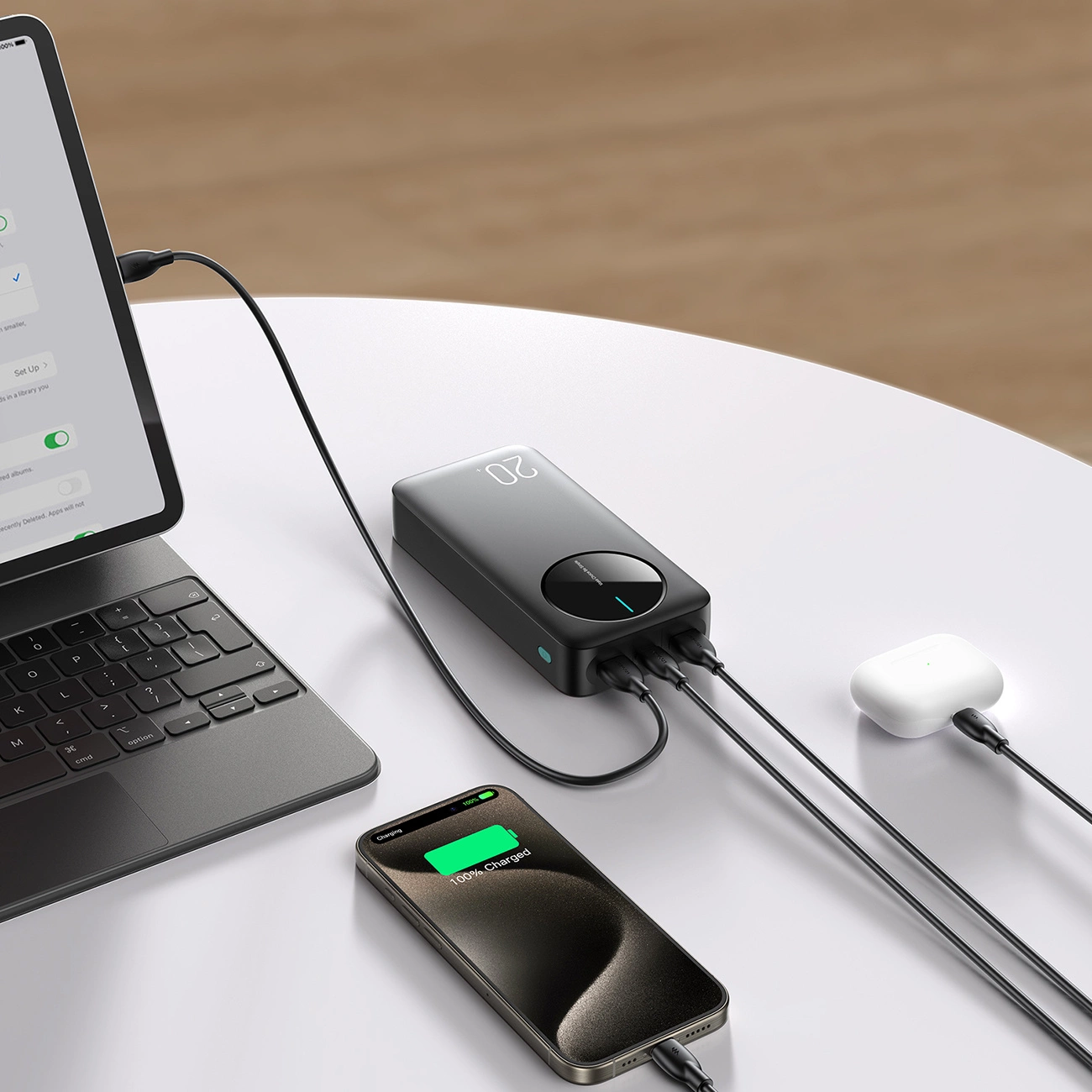 Τρεις συσκευές συνδεδεμένες στο Joyroom JR-PBF14 Powerbank