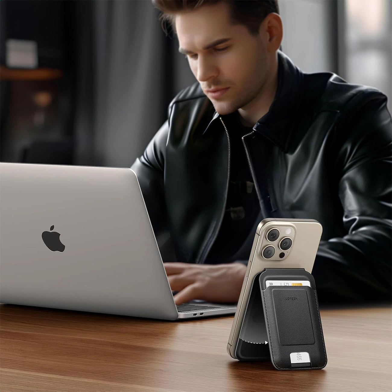 Το τηλέφωνο στηρίζεται στο γραφείο χρησιμοποιώντας το Ugreen Magnetic Wallet 45165