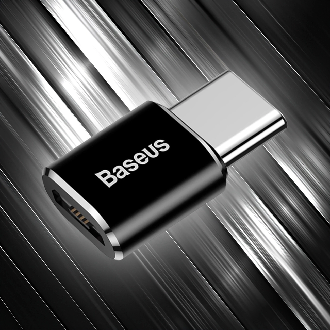 Μαύρος προσαρμογέας Baseus Mini Micro USB σε USB-C σε φόντο που δείχνει κάποιο είδος μετάλλου