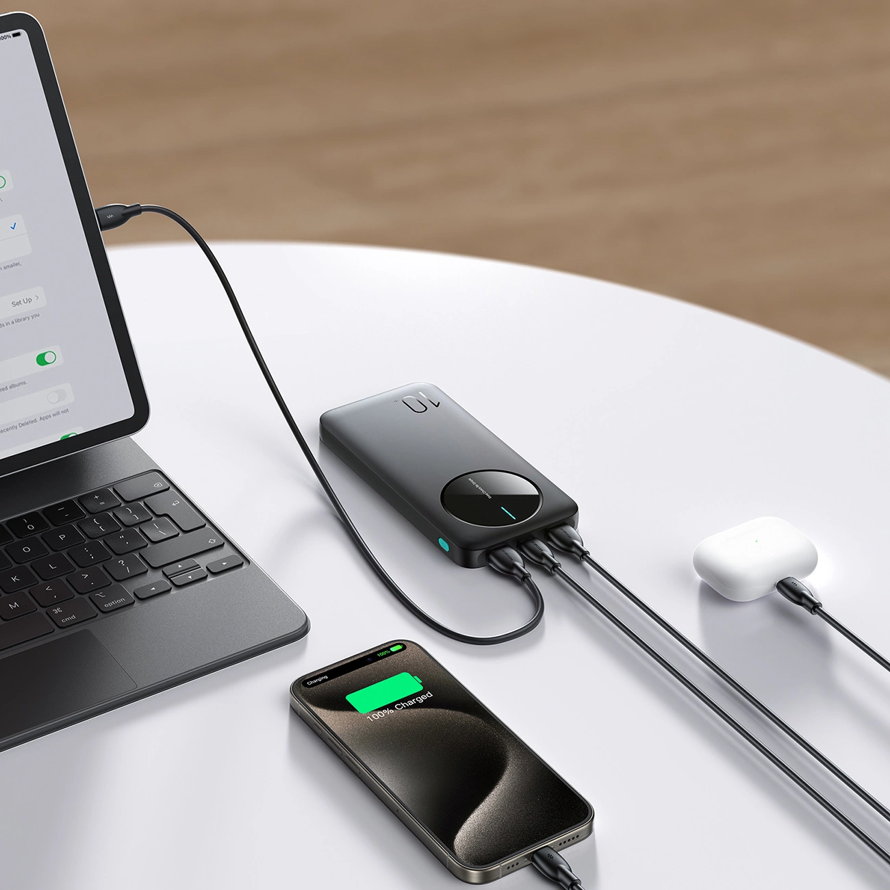 Τρεις συσκευές συνδεδεμένες στο Joyroom JR-PBF12 Powerbank