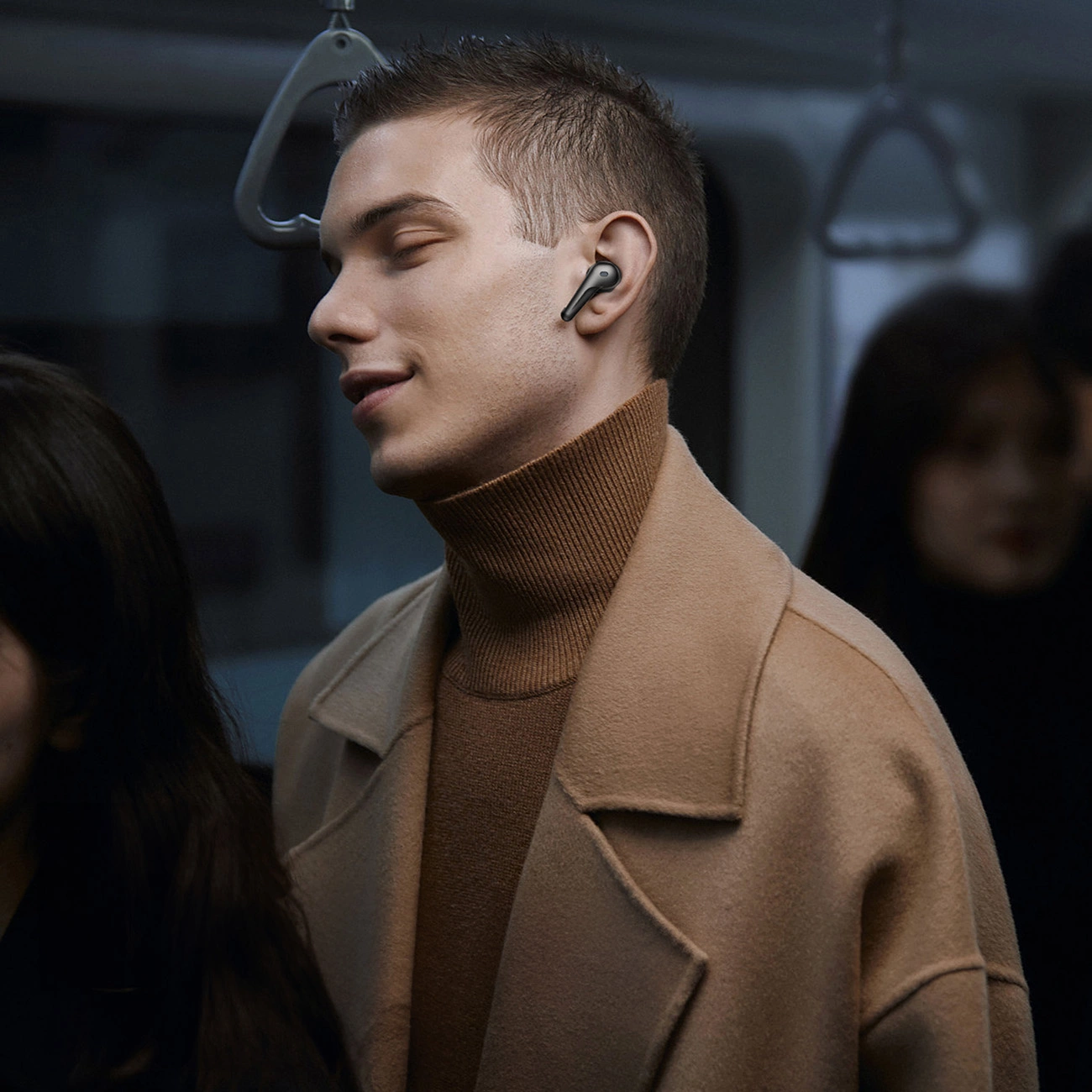 Ένας χαλαρός άντρας ακούει μουσική με ασύρματα ακουστικά Choetech BH-T17 TWS