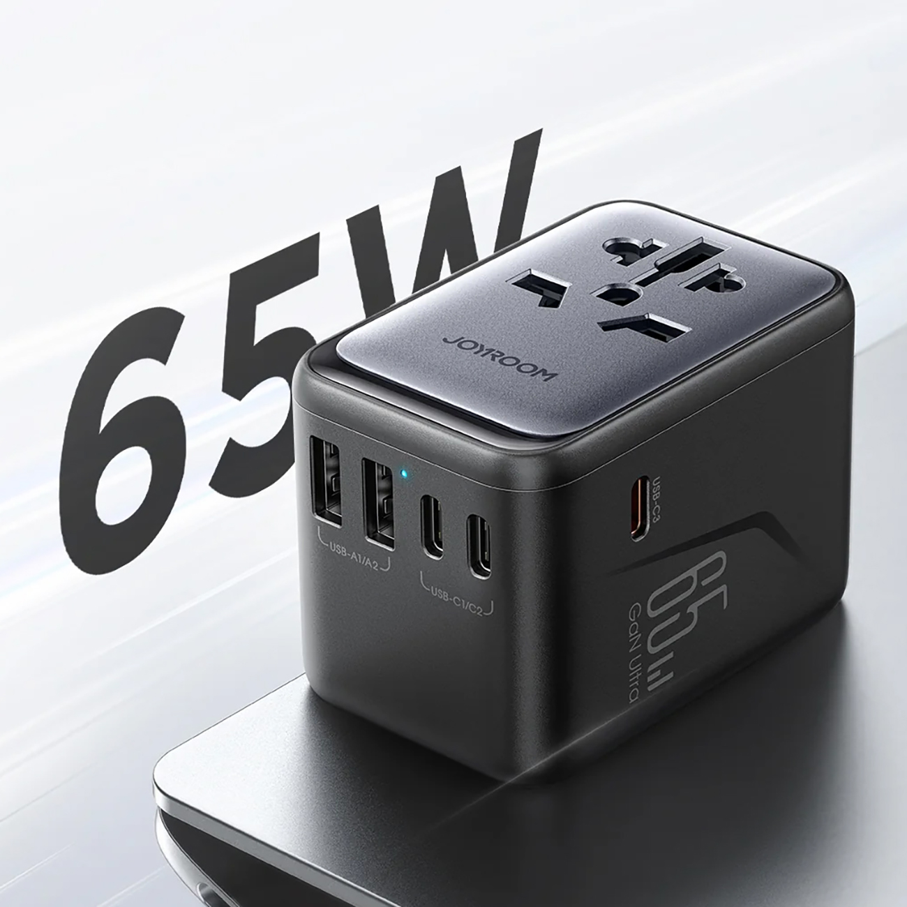 MacBook Pro με Joyroom JR-TCW02 Universal Travel Adapter που βρίσκεται πάνω του