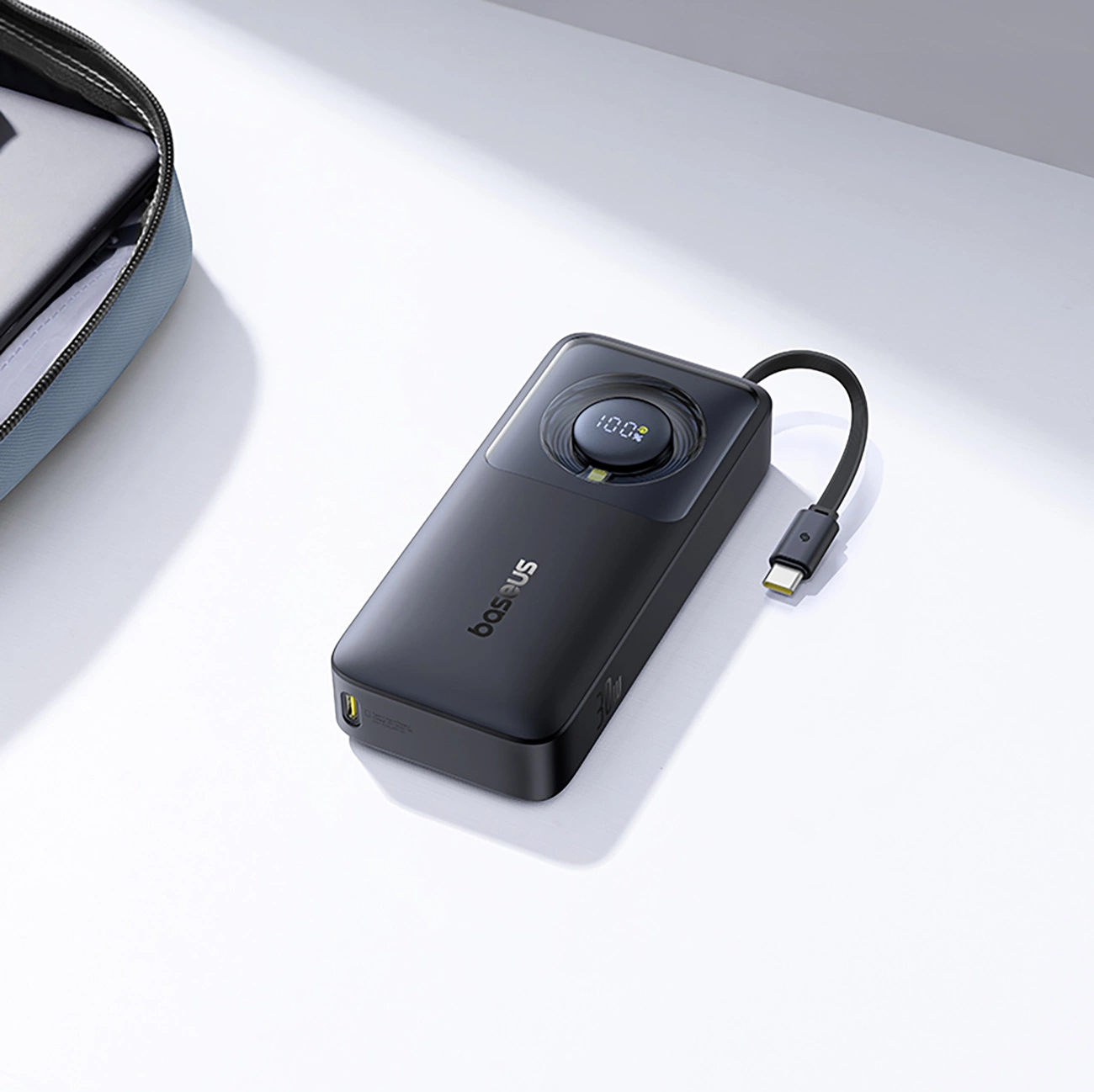 Powerbank Baseus Free2Pull στο γραφείο