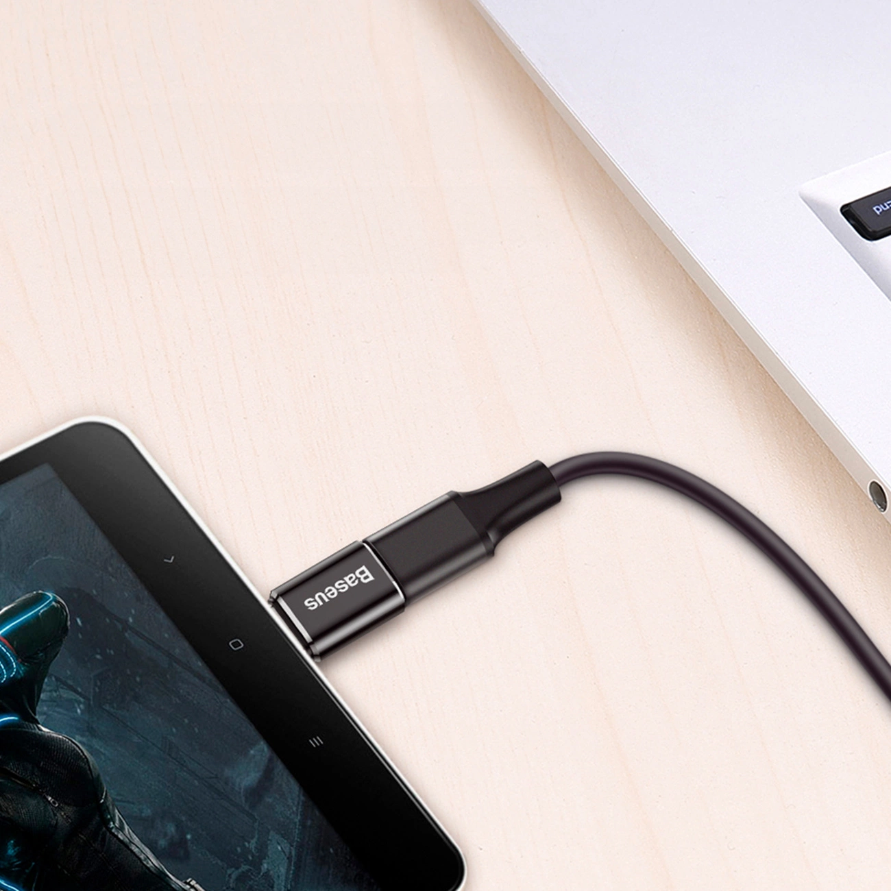 καλώδιο που συνδέεται με το tablet στο τραπέζι χρησιμοποιώντας έναν αντάπτορα/προσαρμογέα mini baseus