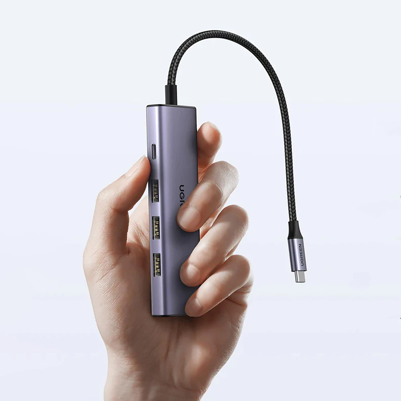 Το χέρι κρατά το Ugreen CM511 5-in-1 HUB