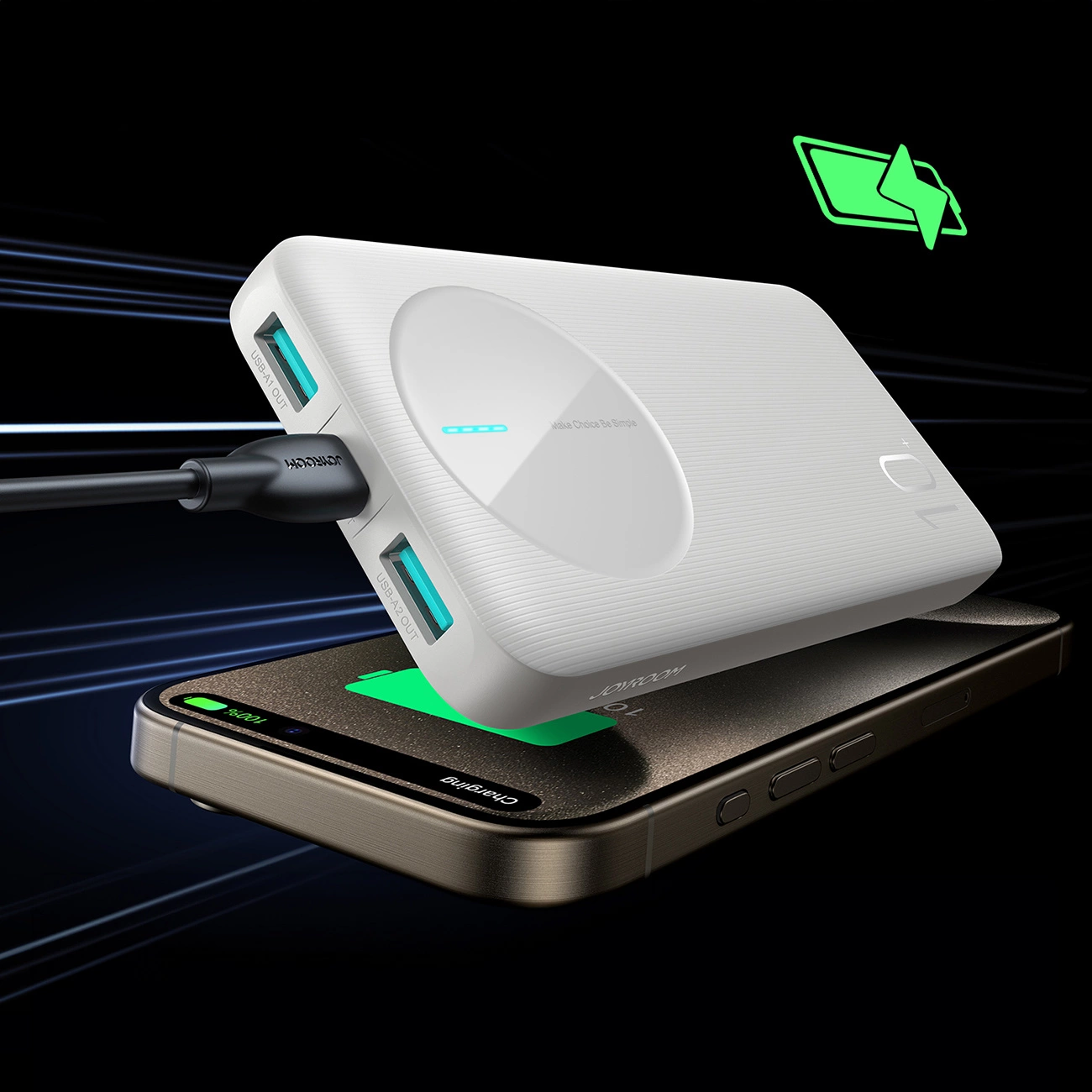 Τηλέφωνο με Joyroom JR-PBF12 Powerbank σε μαύρο φόντο