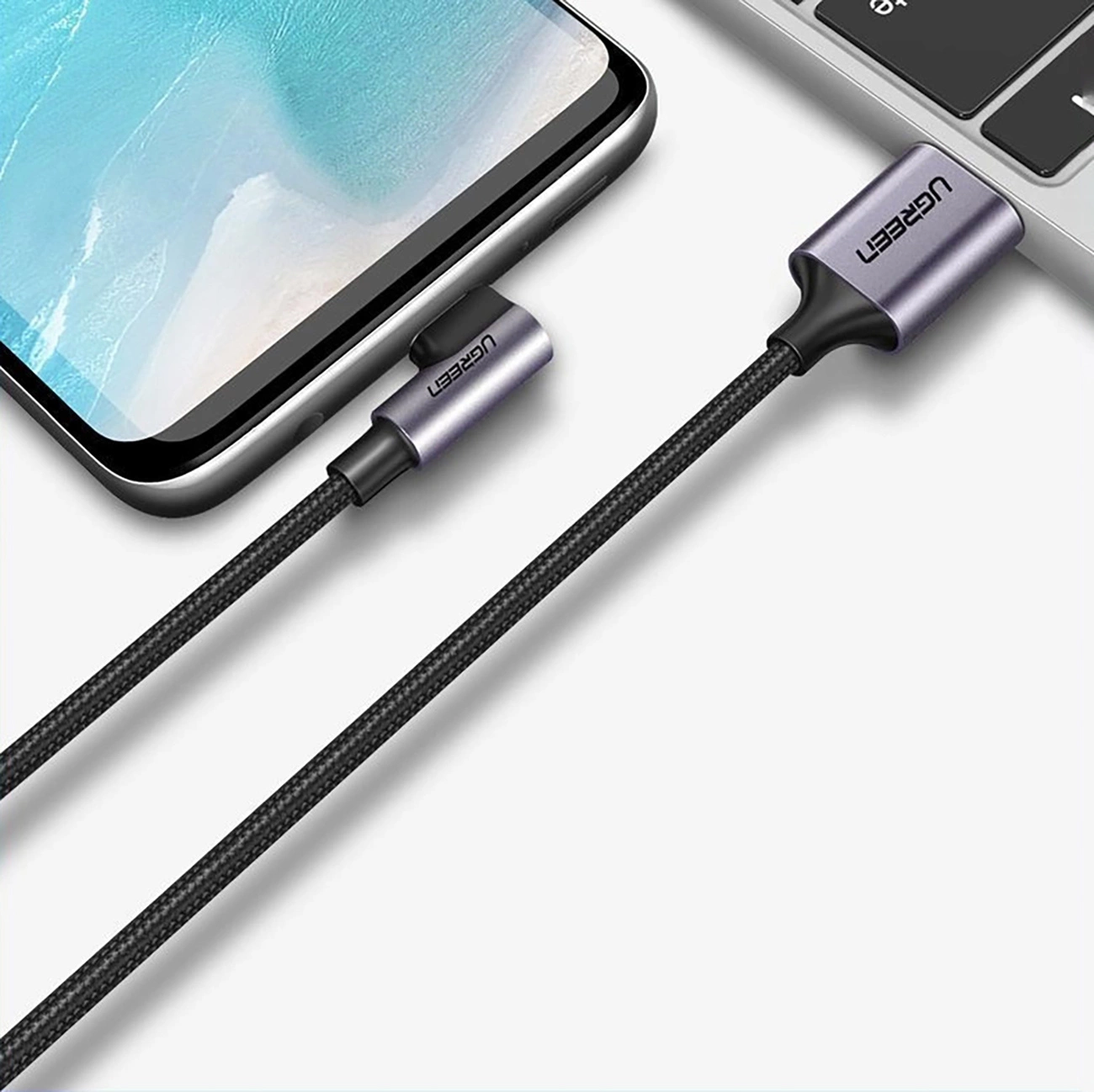 iPhone συνδεδεμένο σε φορητό υπολογιστή με καλώδιο Ugreen US284