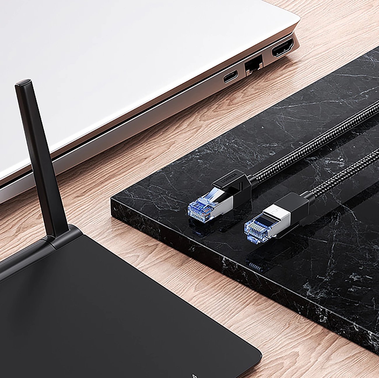 Καλώδιο Ugreen NW153 δίπλα σε πολλές διαφορετικές συσκευές