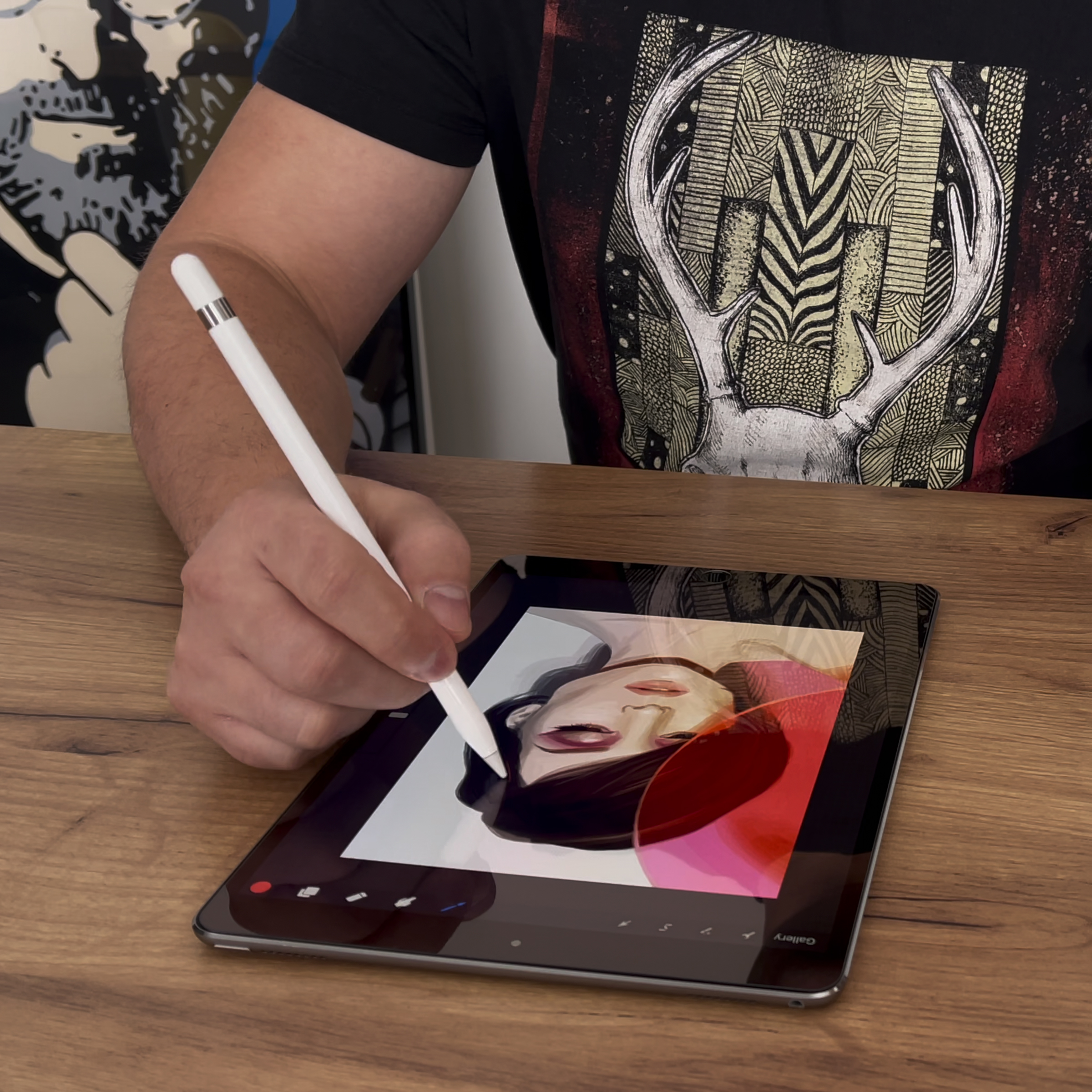 Ένας άντρας πληκτρολογεί σε ένα tablet με σκληρυμένο γυαλί Wozinsky πάνω του